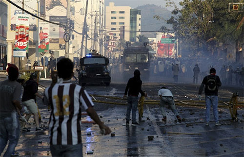 batalla campal entre manifestantes y fuerzas de seguridad